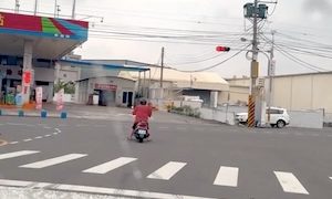 【動画】信号を無視してガソリンスタンドに入ろうとしたバイク乗りが(°_°)