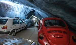 【動画】スイスの閉鎖された鉱山の奥深くから大量の車がみつかる。