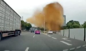 【動画】大通り沿いの下水管が大爆発してしまうドラレコ。これは臭いｗｗｗ