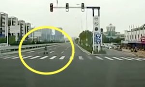 【動画】大事故が起きているのに老人が冷静すぎて草。（中国）