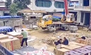 【動画】誰が悪い？吊り上げた建材が人間の上に落下してしまう大事故。