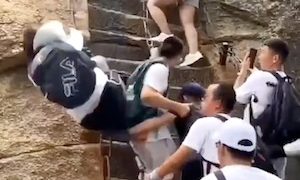 【中国】崋山の垂直階段から女性観光客が落下してしまう事故の映像。