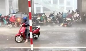 【動画】台風ヤギの中でもスクーターに乗るベトナムの人たちが逞しい。