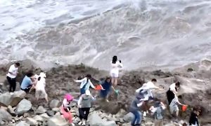 【動画】中国で観光客の川流れ。銭塘江の激浪に大勢が流されてしまう。