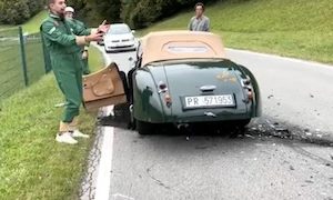 【動画】スマホ運転の女が貴重なジャガーXK120を廃車寸前に追いやる。