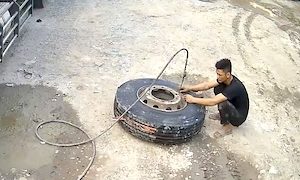 【動画】トラックの大型タイヤに空気を入れすぎた事故(@_@;)