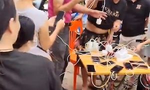 【動画】スマホが無いと何もできない中国では災害が起きると充電屋が大盛況に。