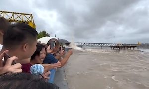 【動画】台風14号が迫る銭塘江を見学していた中国人たちが（ノ∇`）