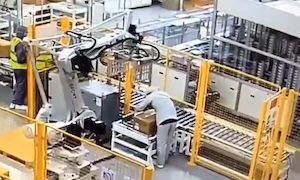 【動画】事故は慣れた頃に。作業員がロボットアームに圧迫されてしまう。