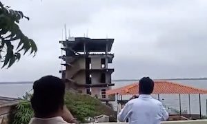 【動画】見学者に爆破解体の破片が直撃してしまう事故ふたたび。