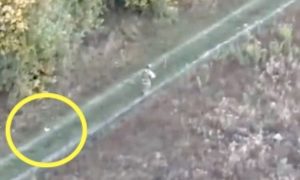 【戦争】背中に突っ込んできた自爆ドローンが不発で助かったロシア兵の映像。