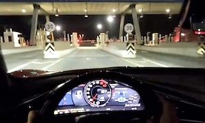 【動画】料金所通過後わずか20秒で300km/hを超えるフェラーリのドライバーカム。