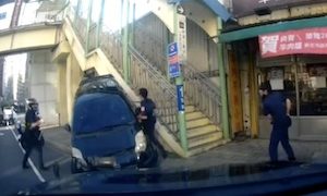 【動画】天ぷらナンバーの逃走車にバンバン発砲する台湾の警官ボディカム。