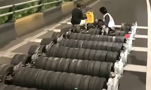 【動画】面白い方法で大量のタイヤを運ぶインドネシア民。