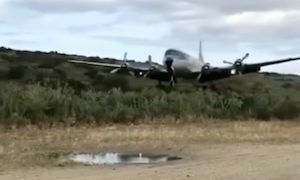 【動画】デカい飛行機で未舗装路に着陸しようとした結果。エバーツ航空25便の着陸事故。