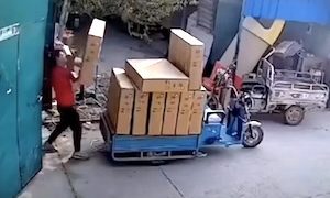 【動画】荷物を雑に扱っていた配達員に起きたコントみたいな出来事（笑）