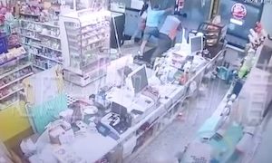 【動画】これはエグいて。台風18号から店を守ろうとするセブンイレブンの店員さんが(°_°)