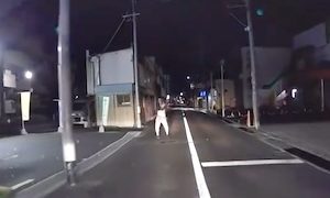 【動画】守口市で拳銃のようなものを構えて通せんぼする男が撮影される。