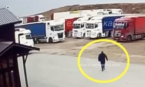 【動画】無人で動き出した大型トラックを人力で止めようとした男性が挟まれてしまう事故。