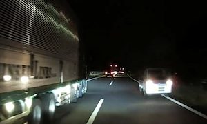 【動画】東名高速でパッシングしながら逆走を続ける軽トラが目撃される(((ﾟДﾟ)))