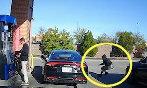 【動画】アメリカの自動車泥棒が大胆すぎて驚く。所有者が直ぐ側にいても盗まれる。