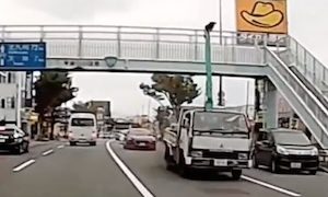 【福岡】クレーンを上げたまま走っていたトラックが歩道橋に突っ込む事故。