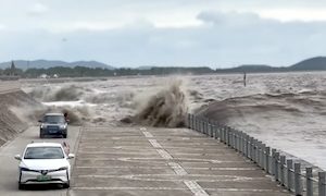 【動画】迫りくる波から逃げる2台の車が中国浙江省で撮影される。