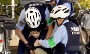 【動画】大阪の十三でお賽銭泥棒が現行犯逮捕される。