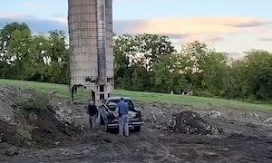 【動画】廃車予定の車を突っ込ませるというサイロの解体方法。