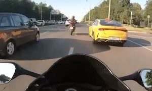 【動画】バイクのすり抜け事故でバイクの人が可愛そうに思える珍しい車載。