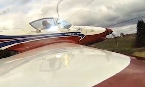 【墜落】飛行中の小型機が送電線に突っ込んでしまう事故の映像。