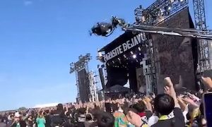 【動画】泉大津の野外音楽イベントで240kgのカメラ機材が倒れ観客を直撃。