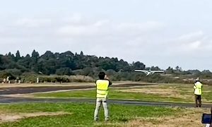 【動画】宮城県の飛行場でセスナ機が崖から転落してしまう。