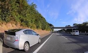 【動画】常磐自動車道で無茶な運転をするプリウスが目撃される。