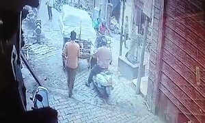 【動画】建物から落下したバルコニーが通行中のバイクを直撃する事故。