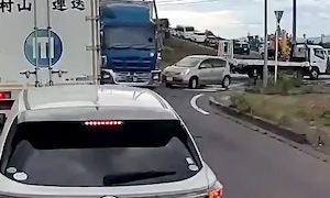 【動画】仙台でなんだその事故。トラックの側面に突っ込んでバンパーがもげているのに気づかない車。