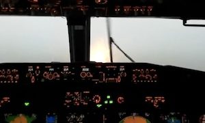 【動画】大雨で視界ゼロの空港に着陸させるボーイング737のパイロット。