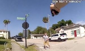 【動画】ナイフ片手に突っ込んでくる男に銃弾を何発も撃ち込む警官のボディカム。