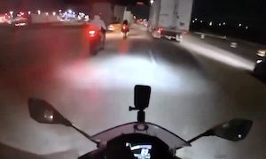 【動画】大型車の真横でバイクがバイクに当て逃げ(((ﾟДﾟ)))