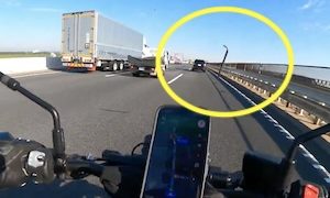 高速道路を走行中のバイクにバールのような物が飛んでくる車載映像がこええええ。