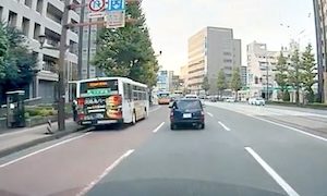 【動画】熊本で撮影された市バスとノールック高校生の交通事故ドラレコ。