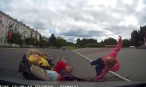 【動画】ベビーカーと子供をぶっ飛ばしてしまった車のドラレコ。