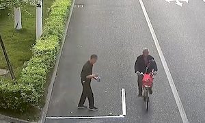 【動画】道路に勝手に路上駐車場を作って警察にバレた男ｗｗｗｗｗ（中国）