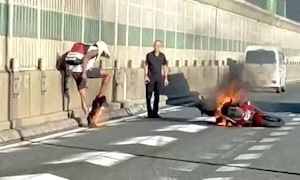 アチチ！アチチ！高速道路で足が燃えているライダーが撮影される。