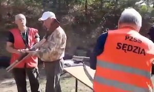 【動画】ポーランドの射撃で審査員が誤って競技者を撃ってしまう事故。