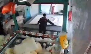 【動画】中国で撮影されたキルト加工機の事故、こわすぎる(@_@;)