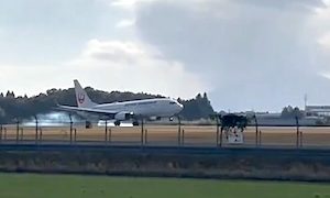 【動画】JAL647便が鹿児島空港への着陸時にパンク。その瞬間の映像がアップされる。