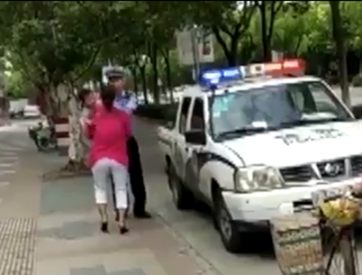 【衝撃】チャイナ警官さん、母親を幼児ごと制圧【→動画】