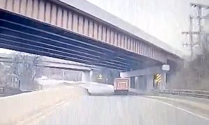 【動画】反対車線から離陸してきた車を華麗に避けた運転手のドラレコ。