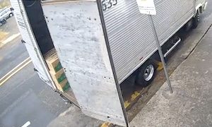 【衝撃】停車中のトラックに突っ込んだ若いバイカーが亡くなった事故の映像。